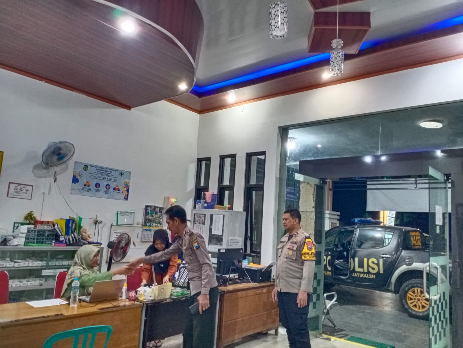 Polsek Jatikalen Laksanakan Patroli Malam, Fokus Pada Keamanan di Puskesmas Jatikalen
