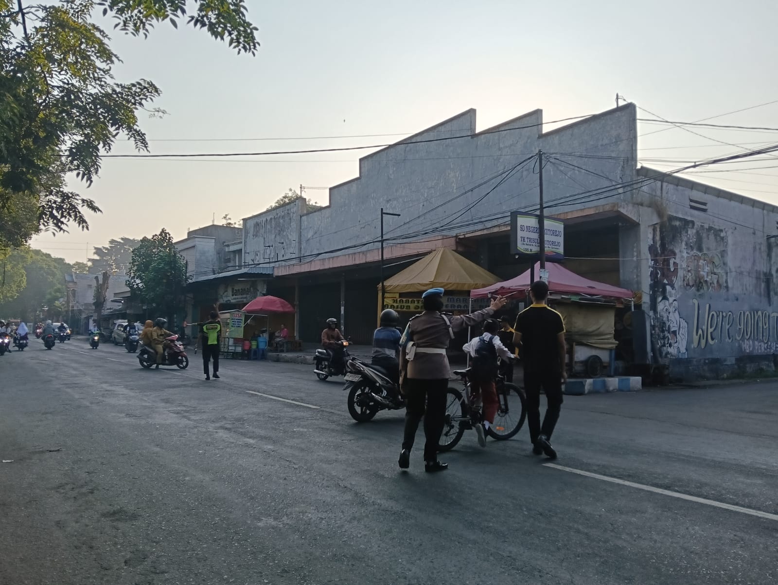 Giat Gaktur Pagi Polsek Kertosono Bantu Penyeberangan Masyarakat