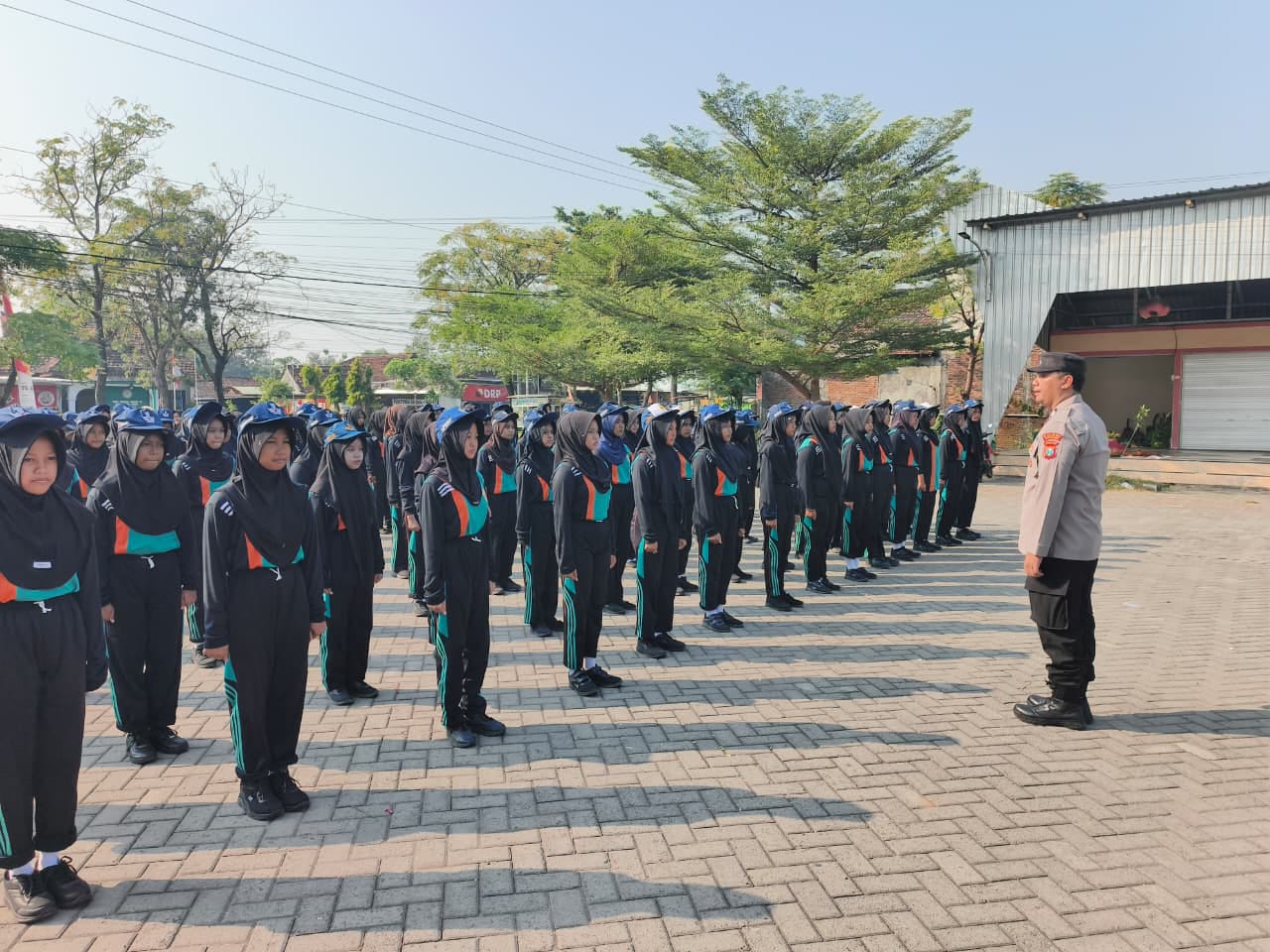 Dukung MPLS, Polsek Nganjuk Kota Terjunkan Personel Latih Baris-Berbaris di Sekolah-sekolah Kecamatan Nganjuk