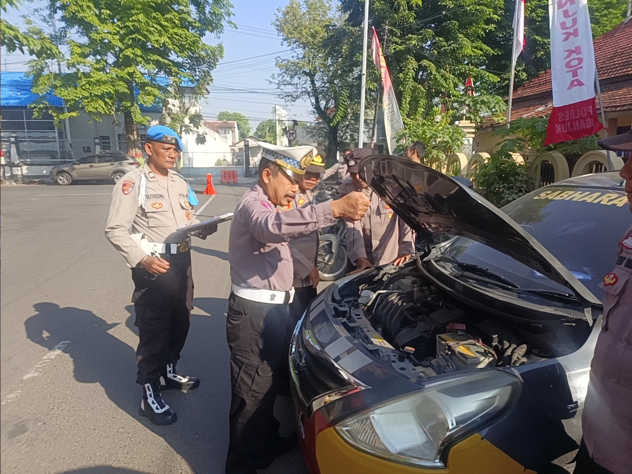 Kanit Lantas Pimpin Apel dan Pemeriksaan Kendaraan Dinas Polsek Nganjuk Kota
