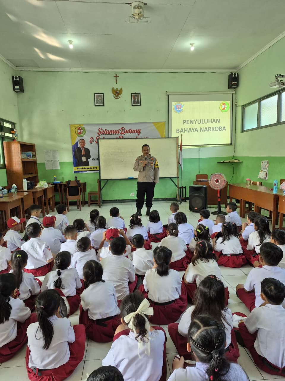 Tanamkan Kedisiplinan Sejak Dini, Bhabinkamtibmas Desa Pelem Berikan Penyuluhan MPLS di SDK Pelem Yos Sudarso