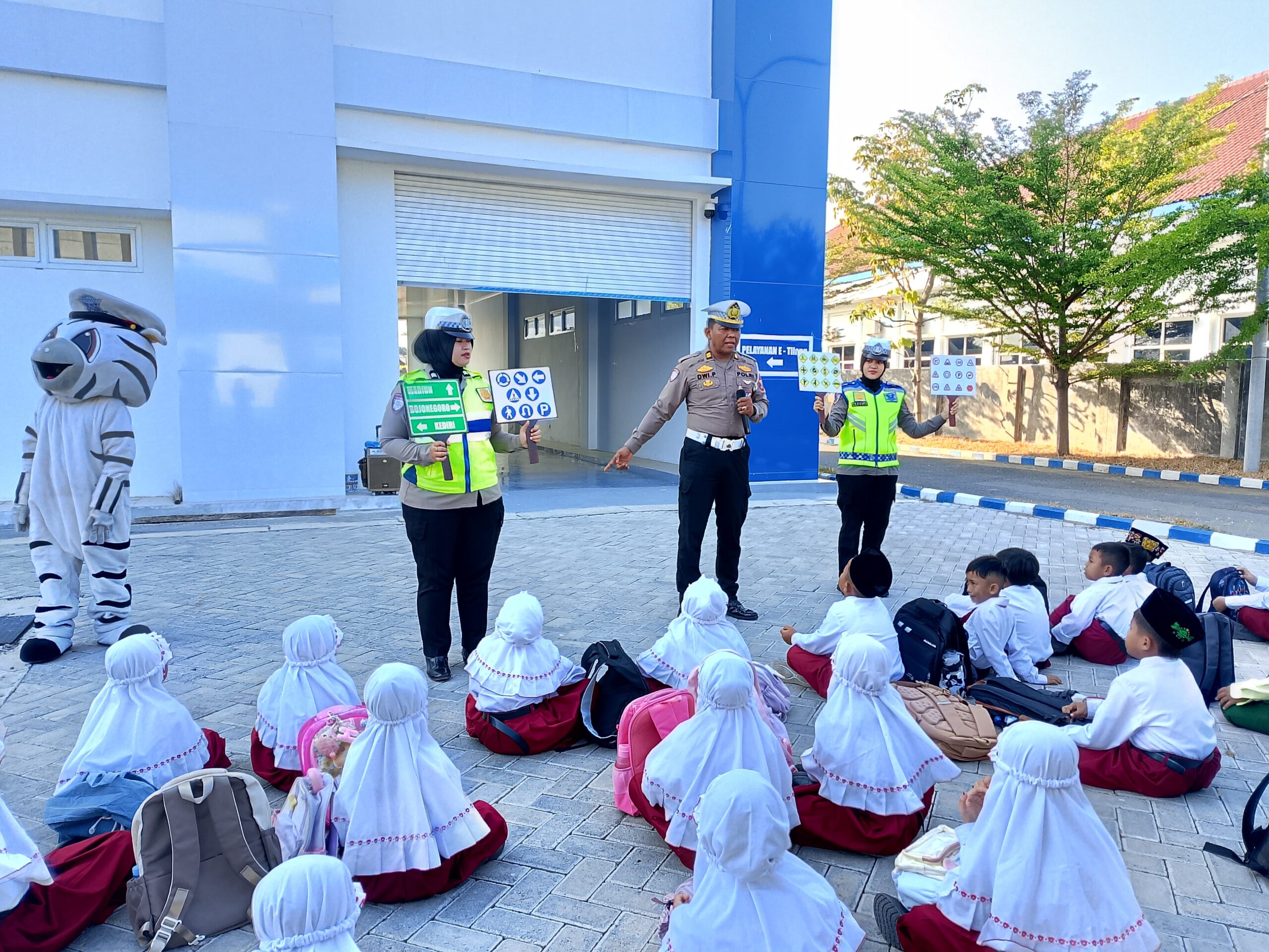 Police Goes To School Dibalik, Murid SDI Salsabila Sambangi Satlantas Nganjuk Belajar Keselamatan Berlalu Lintas