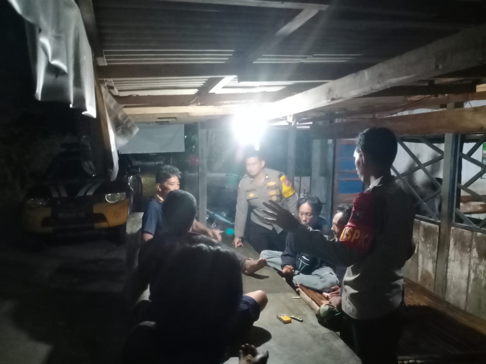 Brikan Rasa Aman, Polsek Jatikalen Gelar Patroli dialogis dengan Warga di Dusun Cekel Desa Dawuhan di Malam Hari