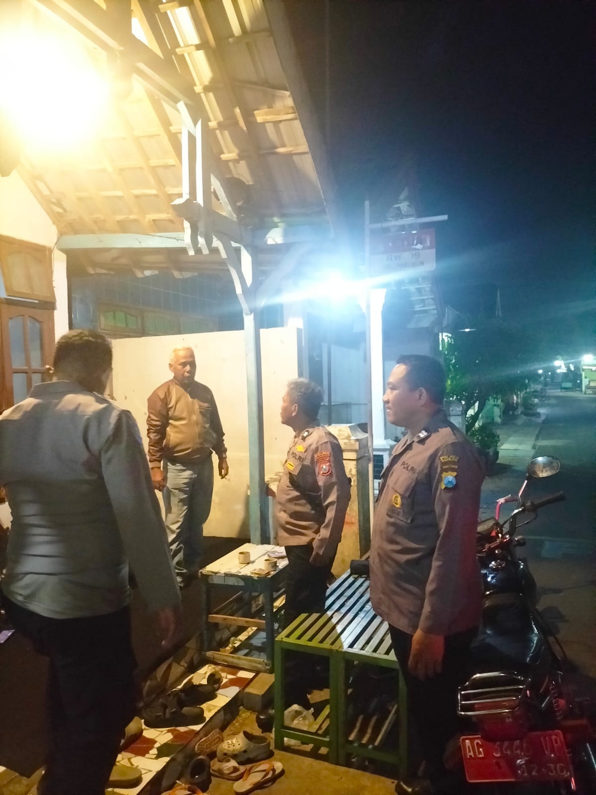 Patroli dan Ngopi Kamtibmas, Personel Polsek Nganjuk Kota Sambangi Warga dan Sampaikan Pesan Kamtibmas