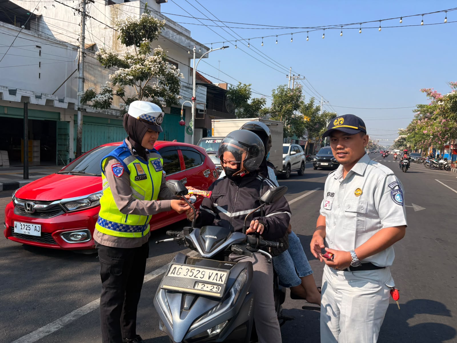 Polantas Menyapa, Pakai Helm dan Tertib di Lampu Merah Dapat Cokelat! Aksi Simpatik Satlantas Nganjuk Tuai Apresiasi