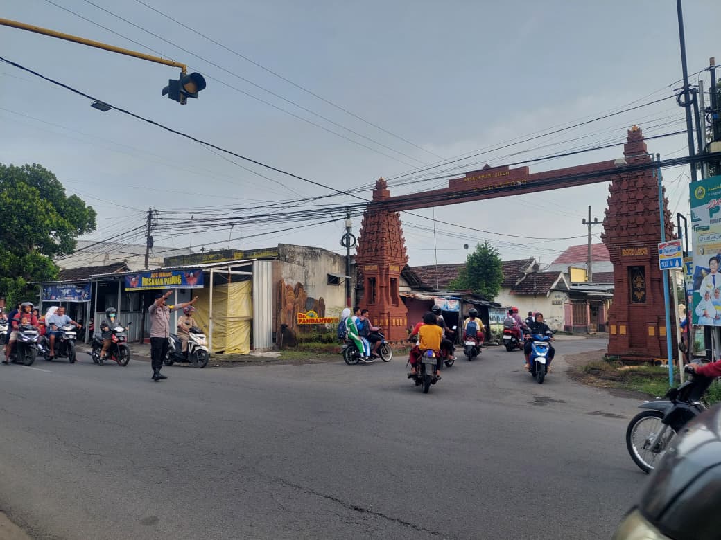 Giat Gaktur Pagi Polsek Kertosono Bantu Penyeberangan Masyarakat