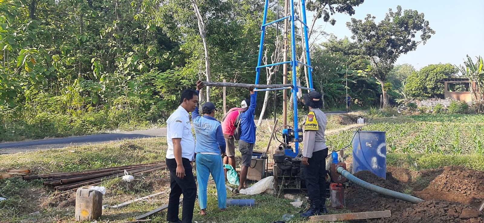 Dukung Peningkatan Hasil Pertanian, Bhabinkamtibmas Kelurahan Ploso Pantau Pengeboran Sumur Sibel untuk Kelompok Tani Merpati
