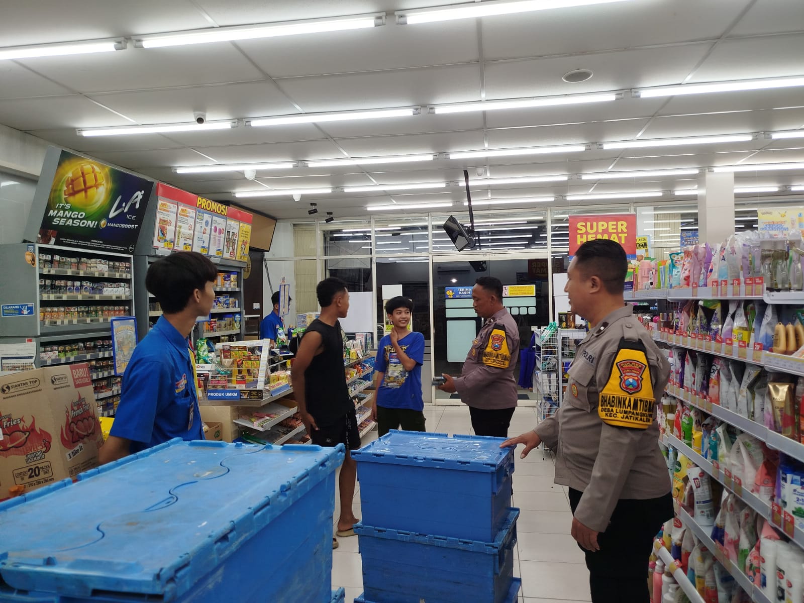Patroli Indomaret Personil Polsek Jatikalen Berikan Himbauan Dan Pesan Kamtibmas kepada warga dan karyawan Indomaret di malam hari