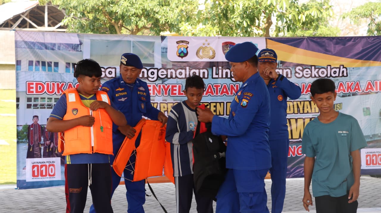 Satpolairud Polres Lamongan Bekali Santri Keterampilan Berenang dan Penyelamatan di Perairan