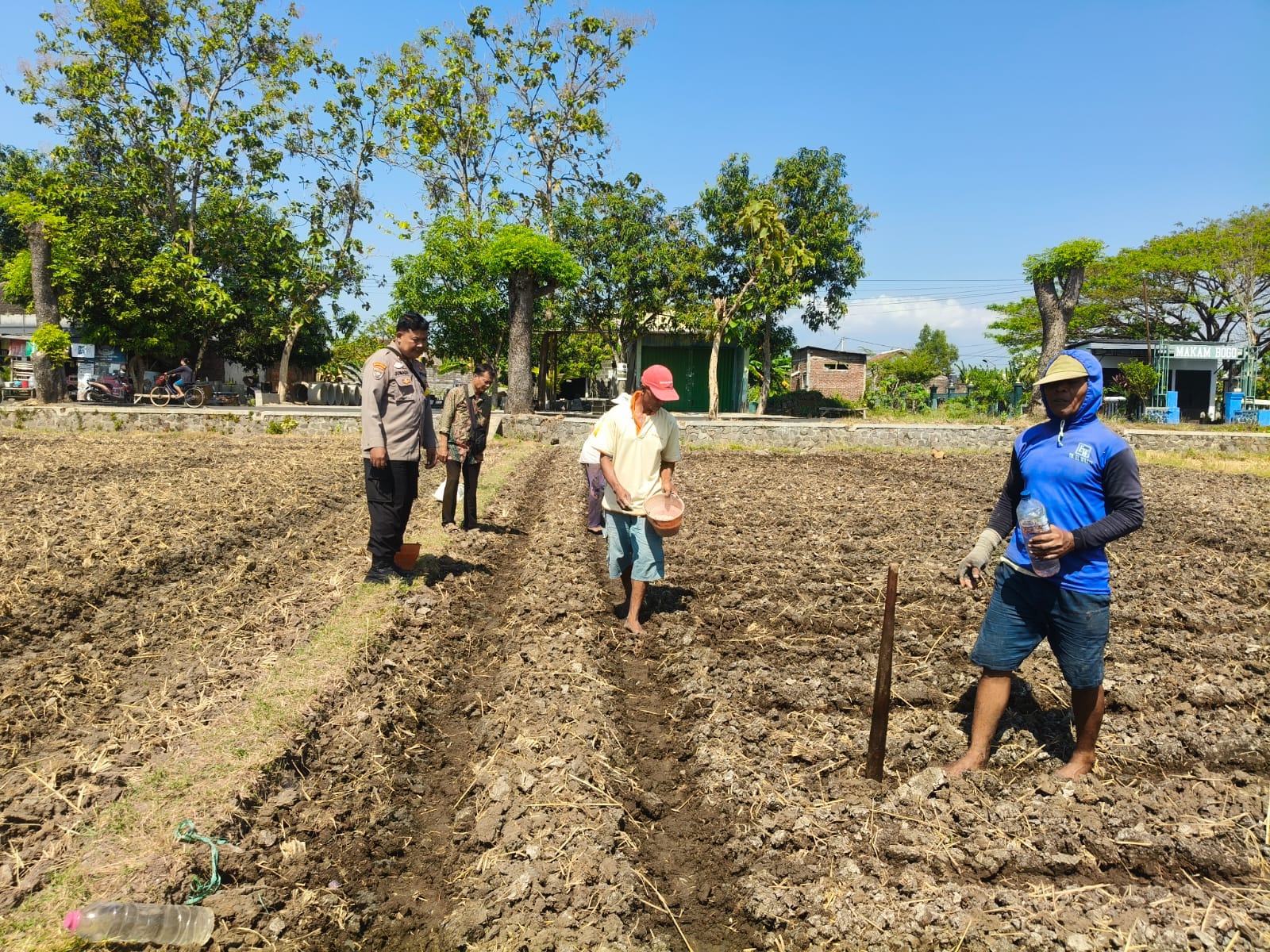 Tingkatkan Produktivitas Tanaman Jagung, Bhabinkamtibmas Polsek Nganjuk Kota Sambangi dan Beri Motivasi Petani di Kelurahan Bogo