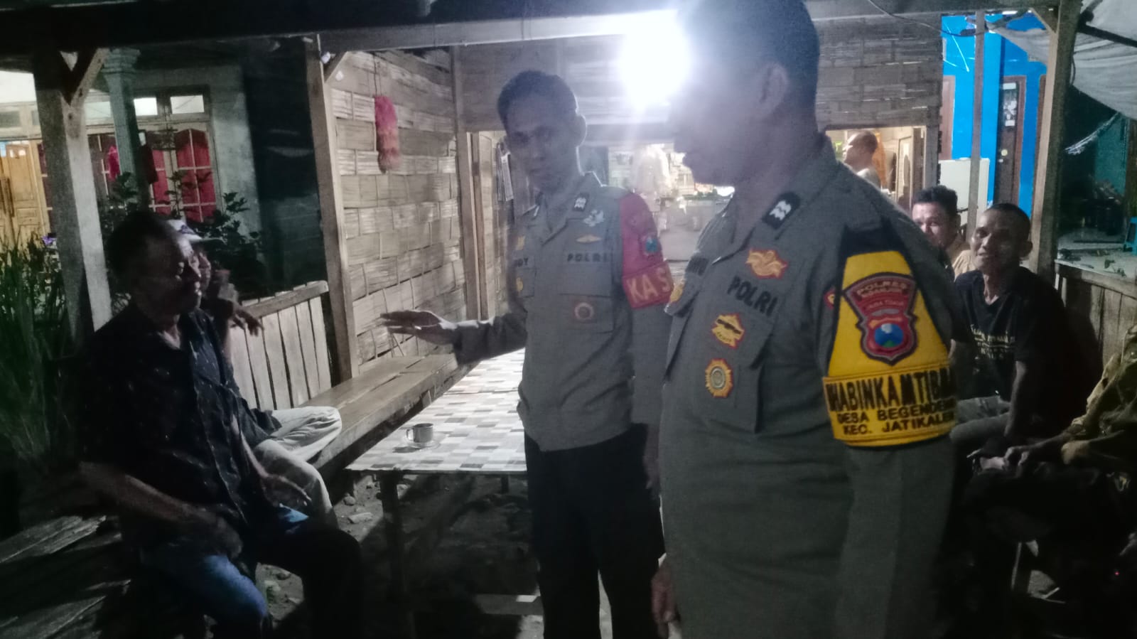 Jaga Kamtibmas Tetap Kondusif, Polsek Jatikalen Gelar Patroli Dialogis Malam Hari Bersama Warga masyarakat Desa Dawuhan