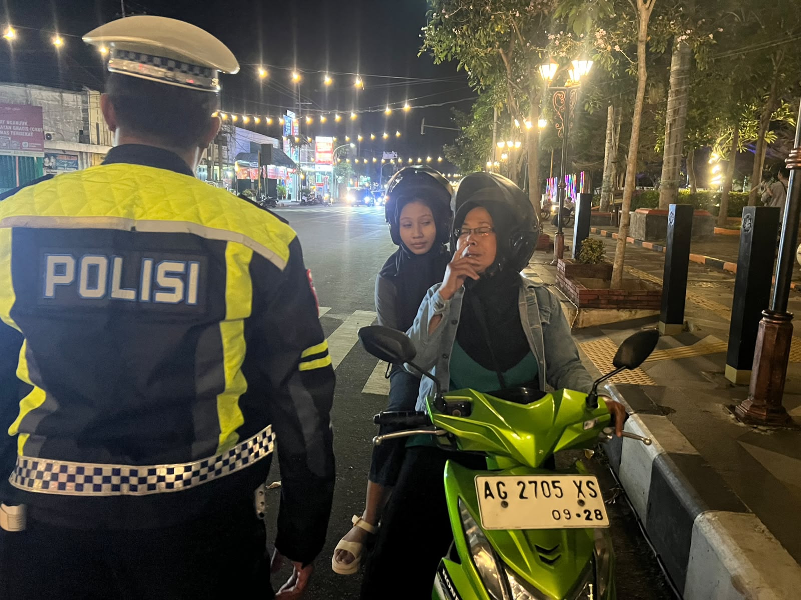 Ditegur karena Terobos Lampu Merah, Dua Remaja Putri Tetap Dapat Apresiasi dari Satlantas Nganjuk