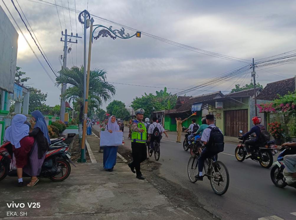 Awali Hari, Personel Polsek Warujayeng Hadir Atur Lalu Lintas Demi Kelancaran Aktivitas Masyarakat