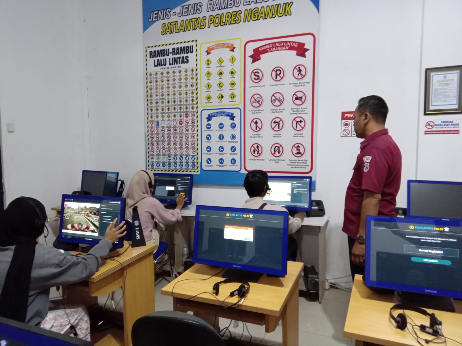 Kurangi Kesalahan Mendasar, Aiptu Didik Dampingi Pemohon SIM Hadapi Ujian Teori dan Praktik