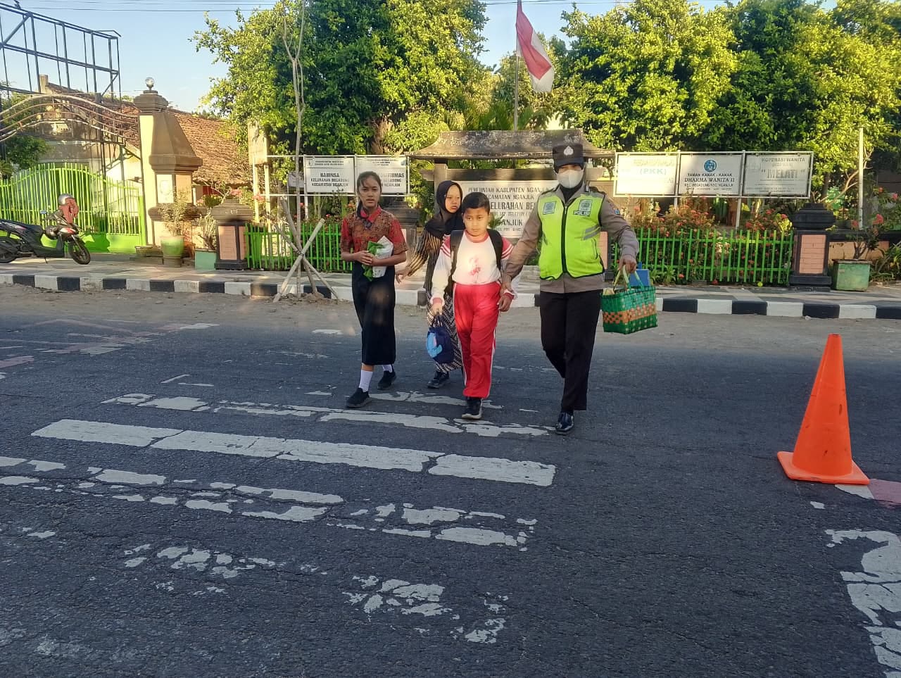 Ciptakan Kelancaran Lalu Lintas Pagi, Polsek Nganjuk Kota Laksanakan Sapa Pagi
