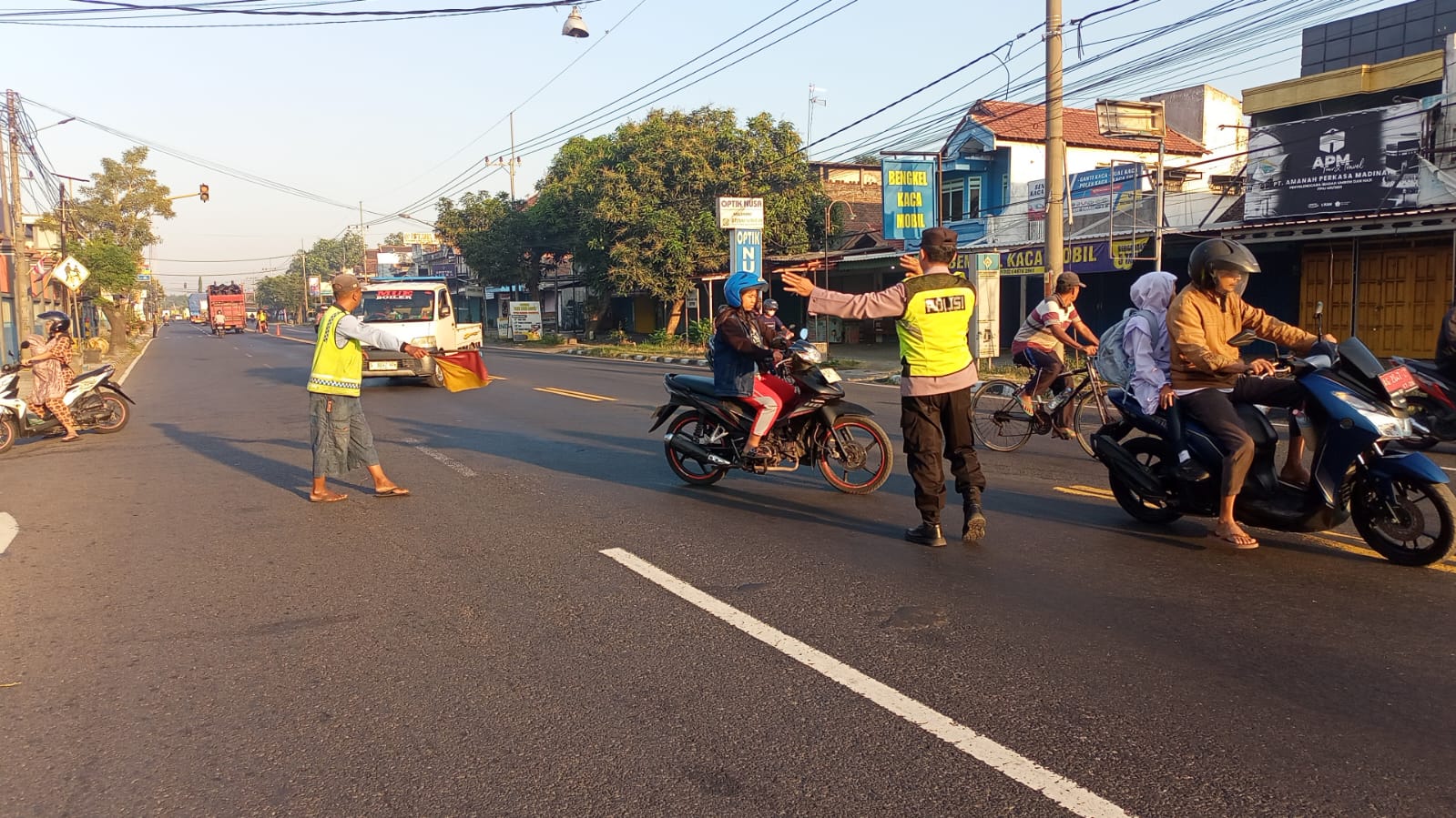 Giat Gaktur Pagi Polsek Kertosono Bantu Penyeberangan Masyarakat