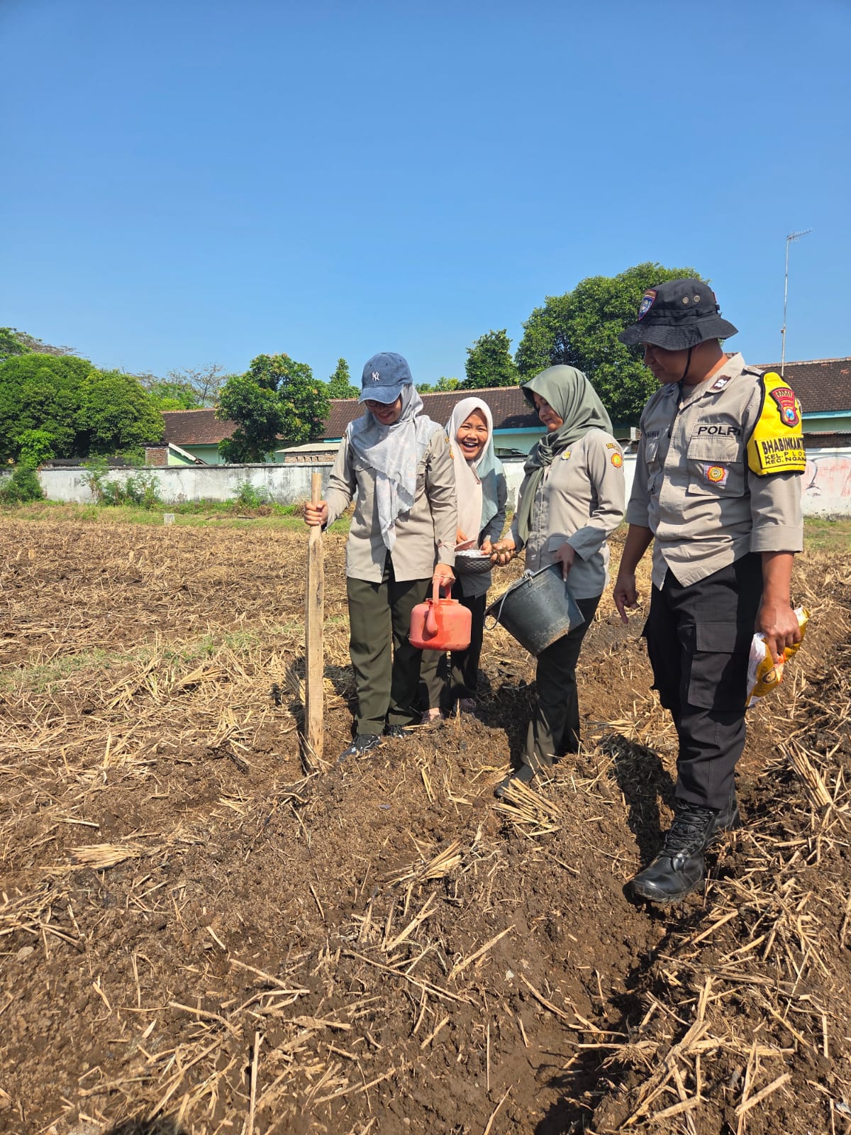Bhabinkamtibmas Kelurahan Ploso Salurkan Bibit Jagung untuk Dukung Ketahanan Pangan