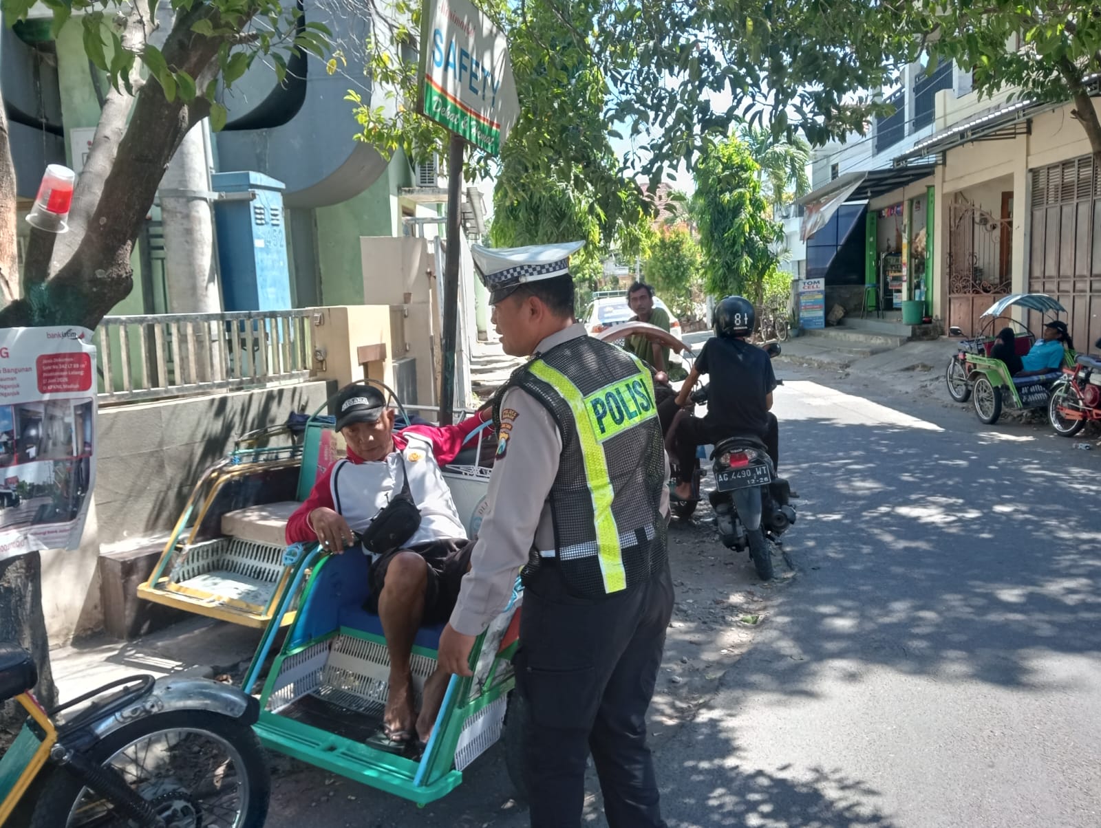 Polantas Menyapa, Satlantas Nganjuk Imbau Tukang Becak Tak Parkir di Tikungan RS Bhayangkara Demi Keselamatan Bersama