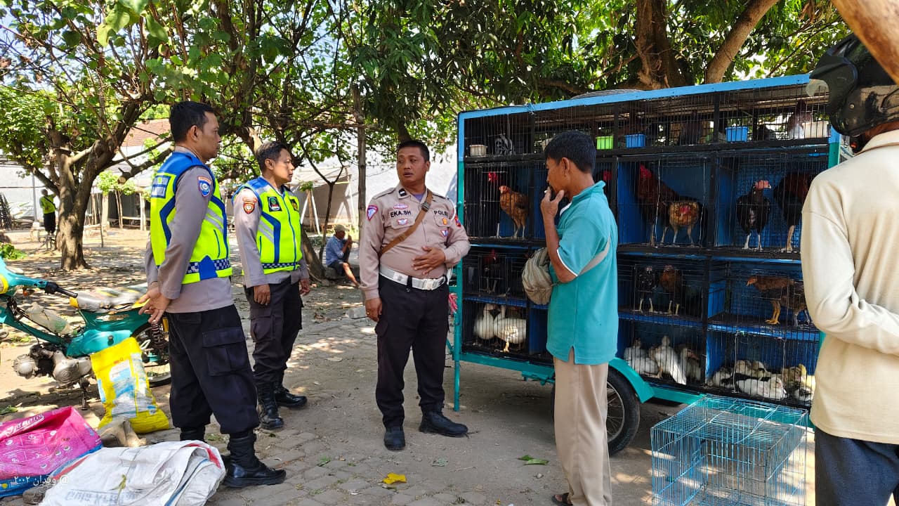Patroli Dialogis di Pasar Burung, Polsek Warujayeng Ajak Masyarakat Jaga Kondusifitas Kamtibmas