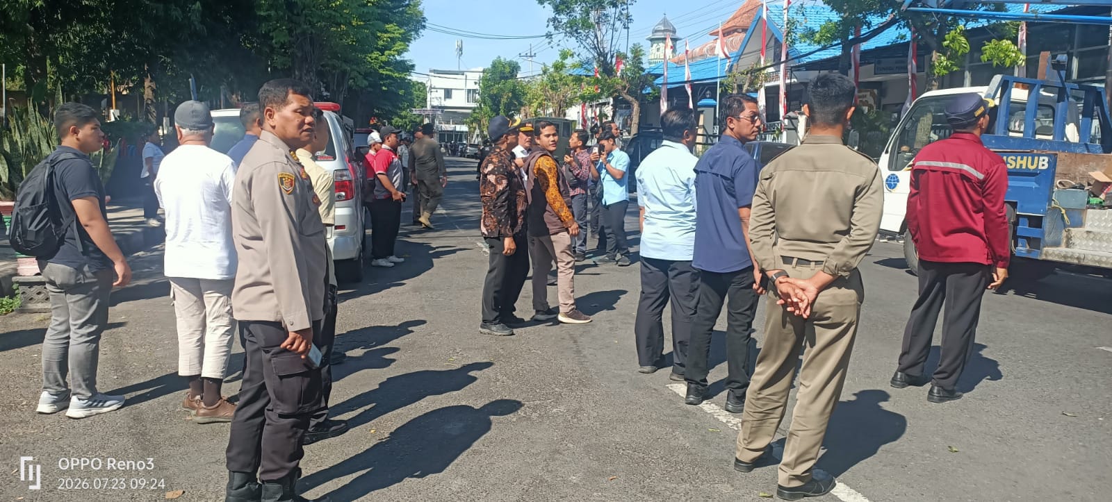 Personel Polsek Nganjuk Kota Dampingi Giat Bupati Nganjuk dalam Penertiban dan Perapian Kabel Utilitas