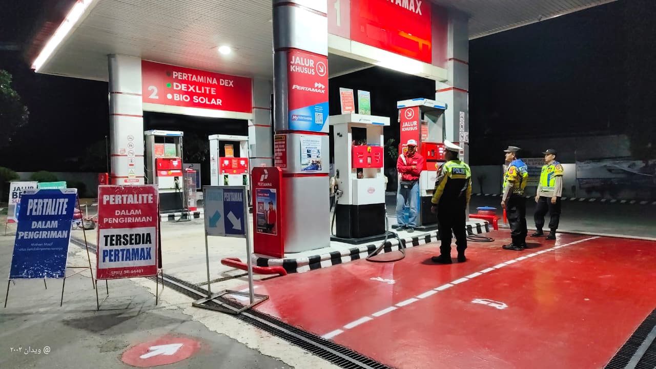 Patroli Malam di SPBU, Polsek Warujayeng Pastikan Situasi Aman dan Stok BBM Normal