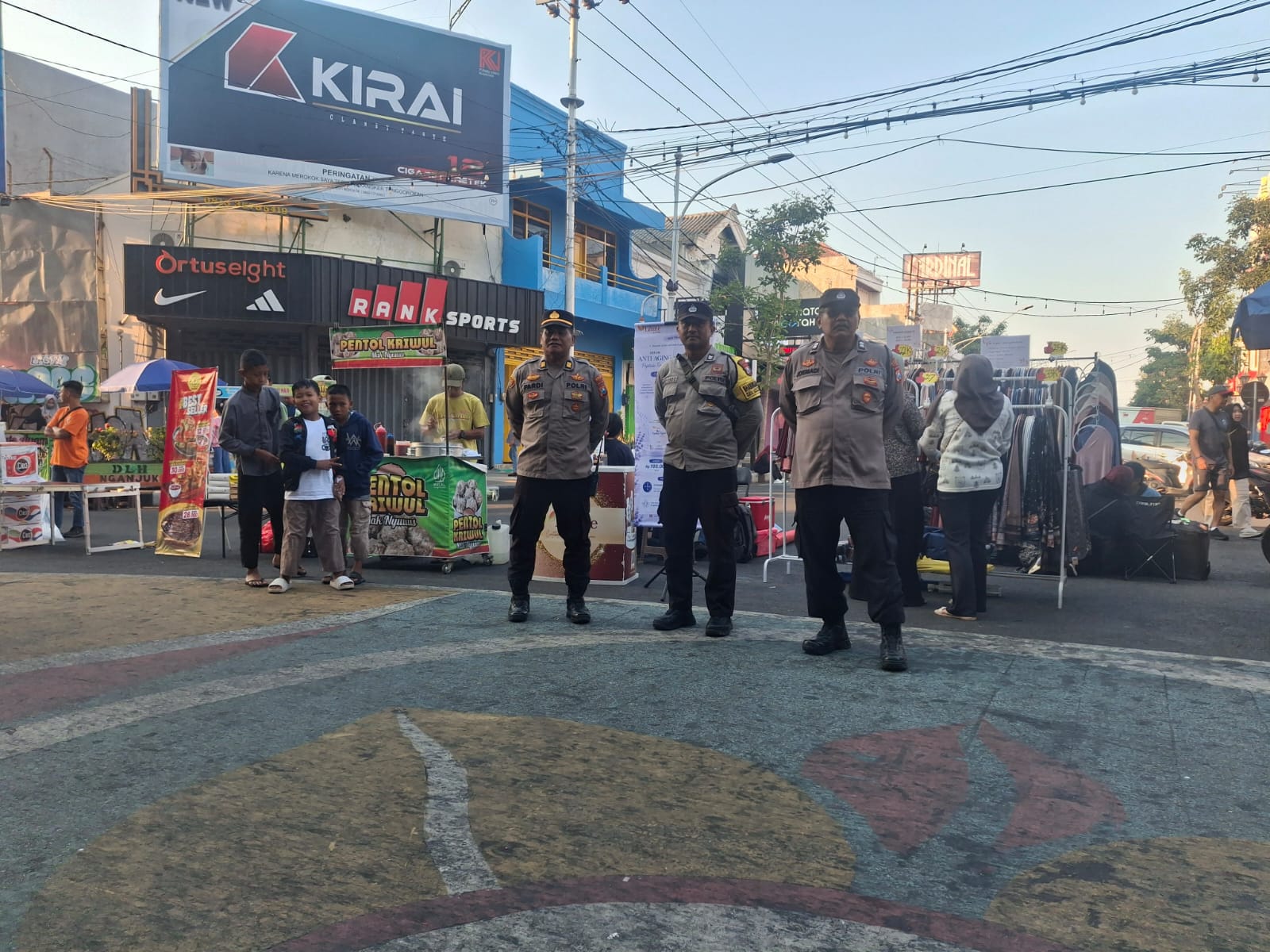 Patroli Jalan Kaki Personel Polsek Nganjuk Kota Pantau Kegiatan Car Free Day di Seputaran Alun-Alun Nganjuk