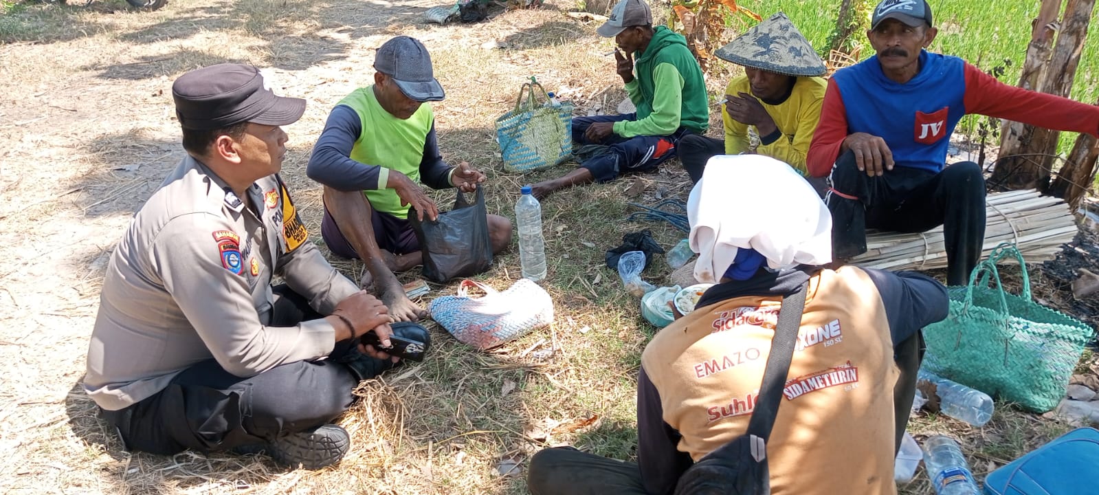 Bhabinkamtibmas Polsek Jatikalen Laksanakan Sambang Dialogis dengan Petani