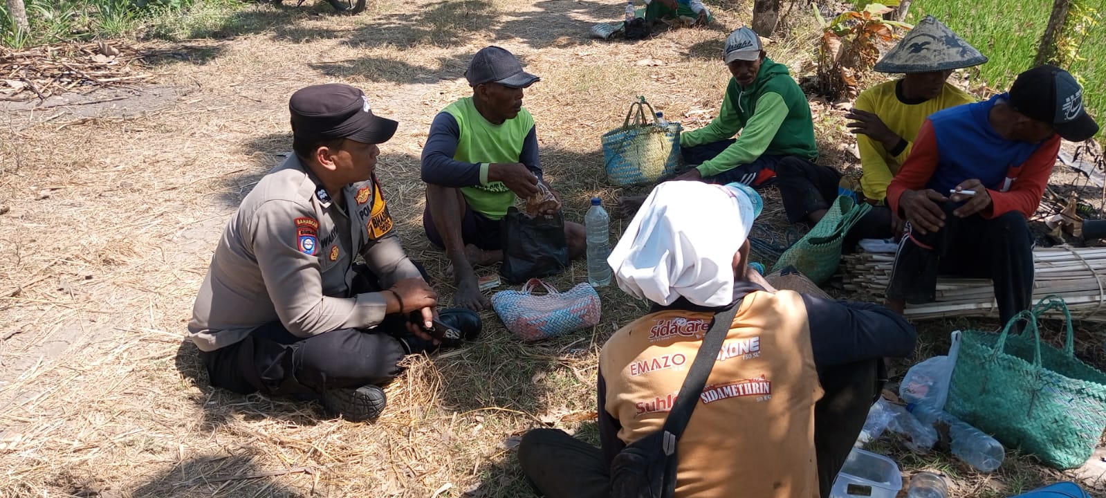 Bhabinkamtibmas Polsek Jatikalen Laksanakan Sambang Dialogis dengan Petani