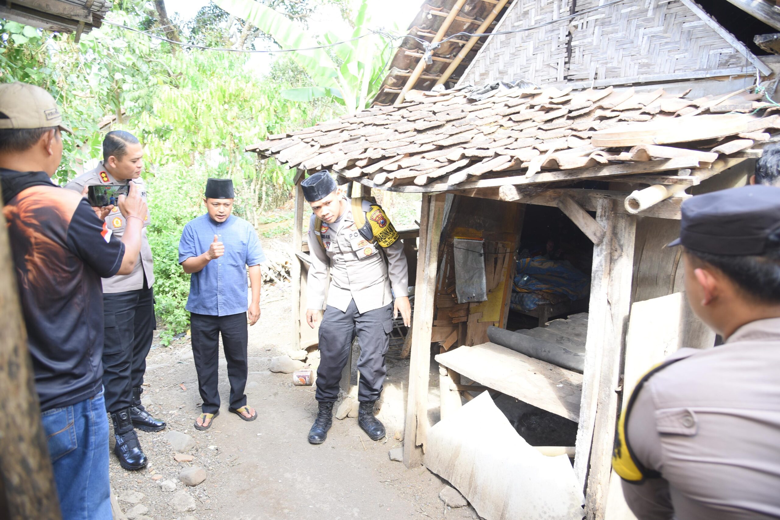 Polri Peduli : Polres Bondowoso Santuni Nenek Sebatangkara