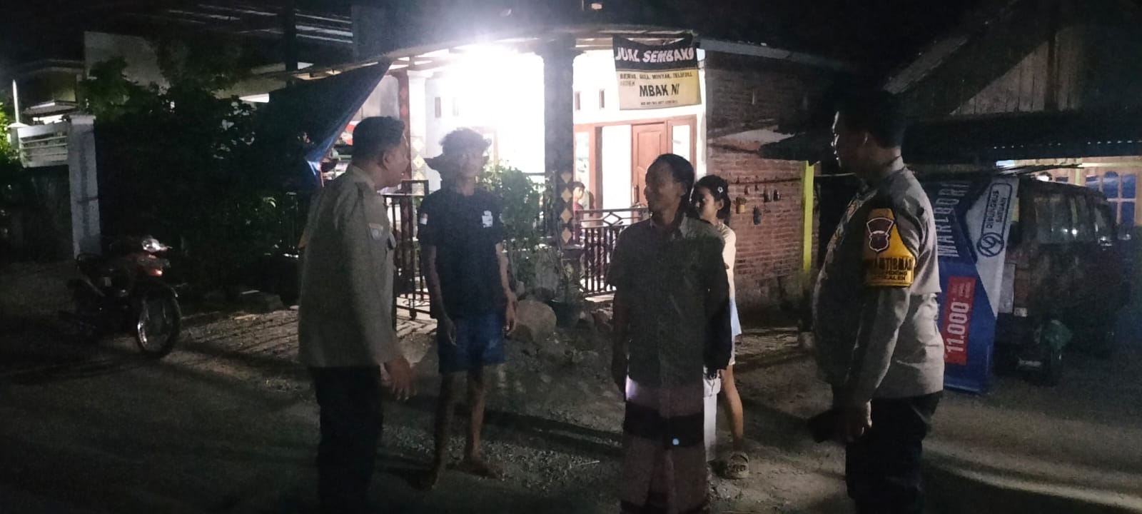 ‎Jaga Kamtibmas Tetap Kondusif, Polsek Jatikalen Gelar Patroli Dialogis Malam Hari Bersama Warga masyarakat Desa Gondang Wetan