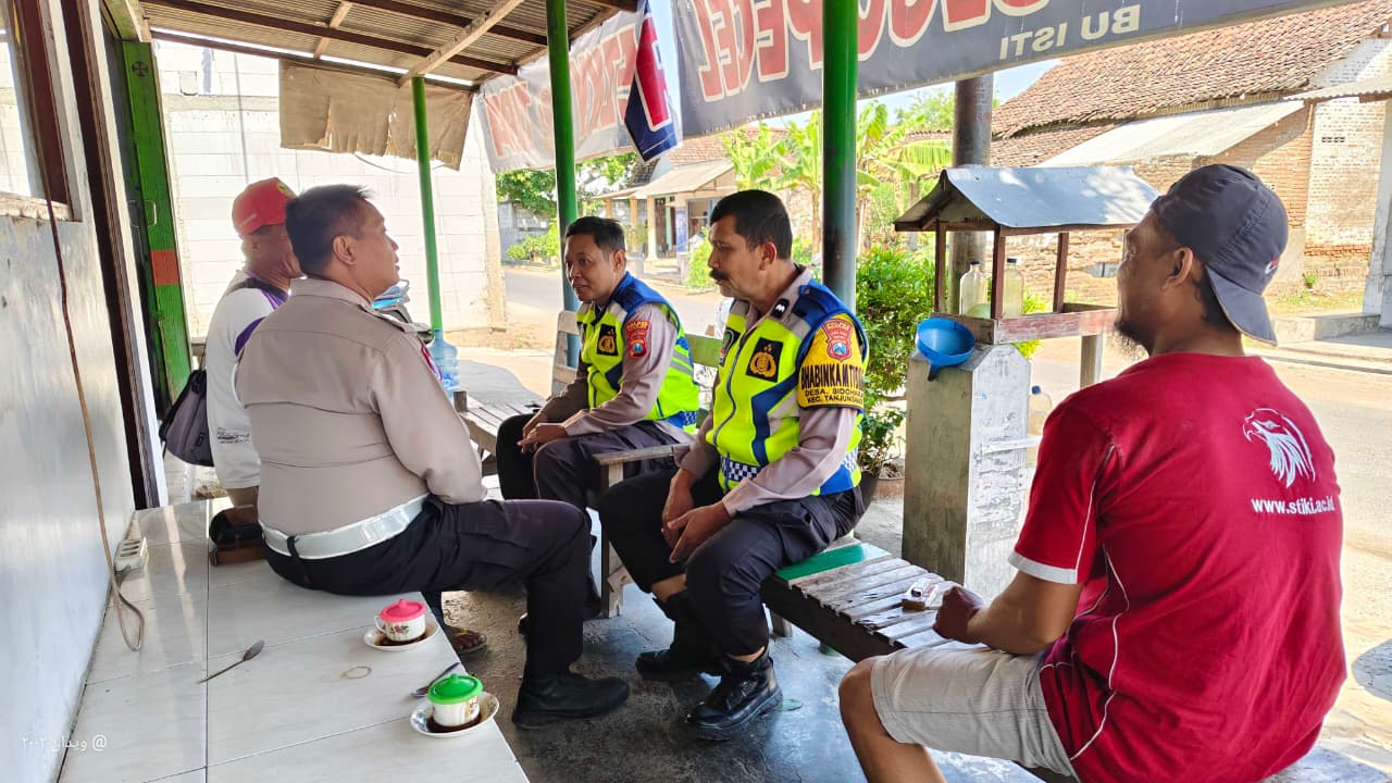 Patroli KRYD, Personel Polsek Warujayeng Sambangi Warung Kopi dan Sampaikan Pesan Kamtibmas kepada Warga