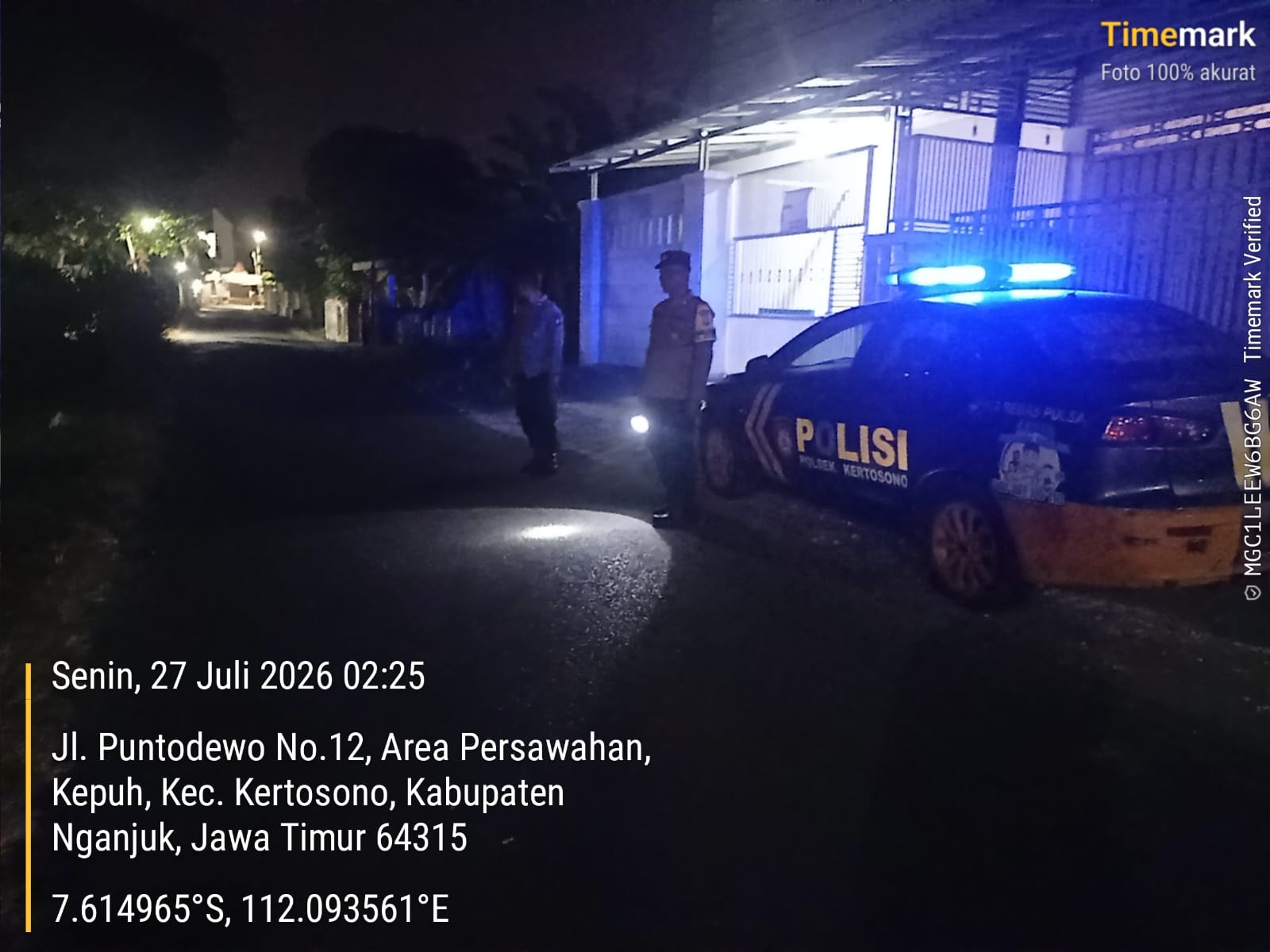 Patroli Pemukiman Cegah Tindak Kejahatan Saat Dini Hari