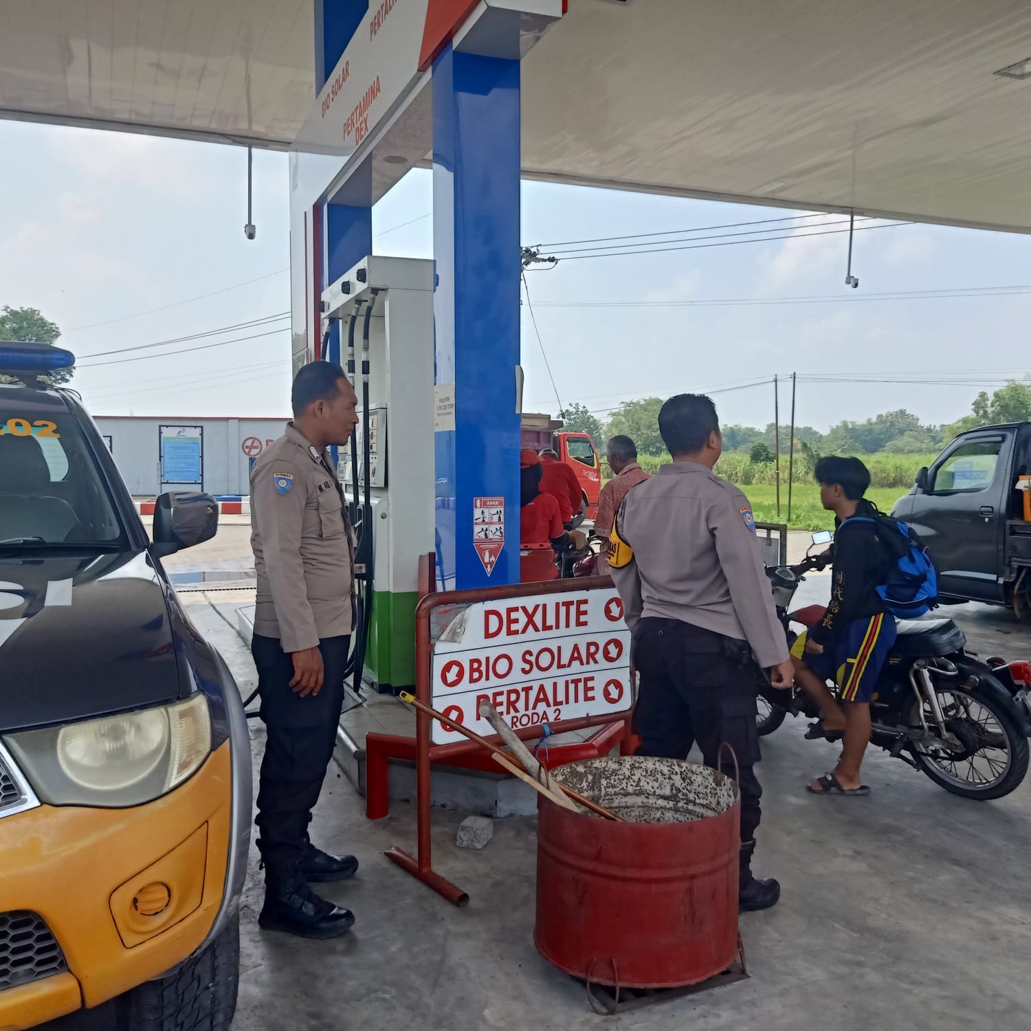 Cek Stok BBM, Patroli Polsek Jatikalen Sampaikan Himbauan Kamtibmas