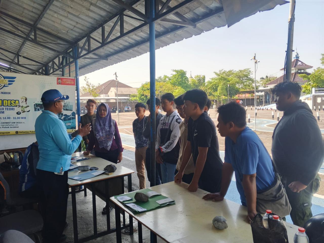 Sebelum Ujian Praktik, Aipda Andik Sujatmiko Bekali Pemohon SIM Roda Dua dan Roda Empat agar Lebih Siap dan Percaya Diri