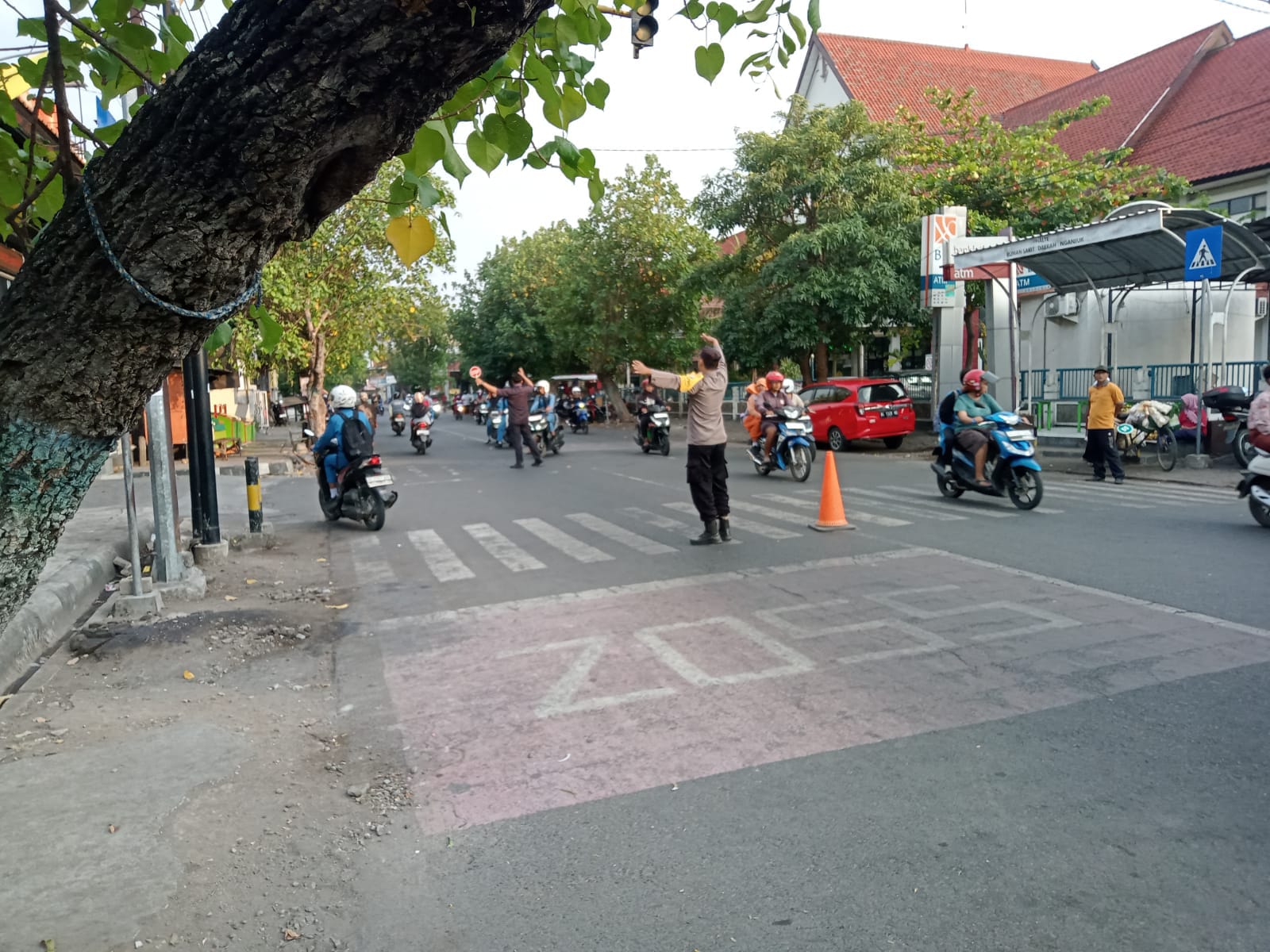 Hadir Sejak Pagi, Polsek Nganjuk Kota Pastikan Aktivitas Warga Berjalan Aman dan Lancar