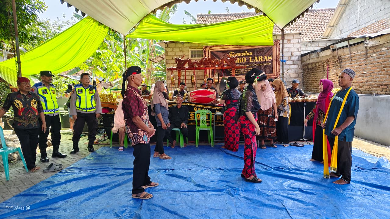 Regu Patroli Polsek Warujayeng Asistensi Acara Tayuban di Klempun Sonobekel