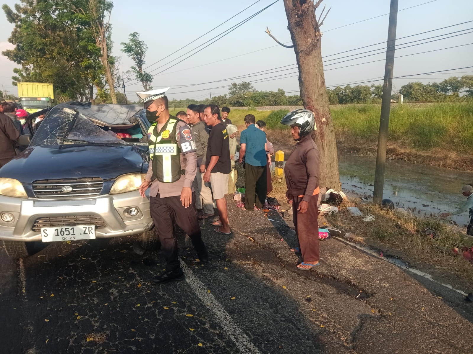 Dibantu Warga, Personel Satlantas Polres Nganjuk Gerak Cepat Evakuasi Korban Kecelakaan di Tanjunganom