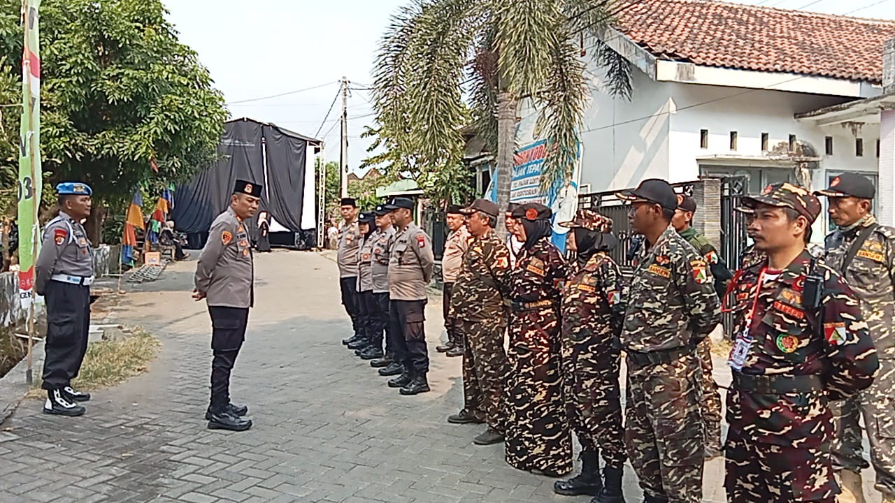 Anggota Polsek Jatikalen Laksanakan Pengamanan Pengajian Ning Umi Laila di Desa Begendeng