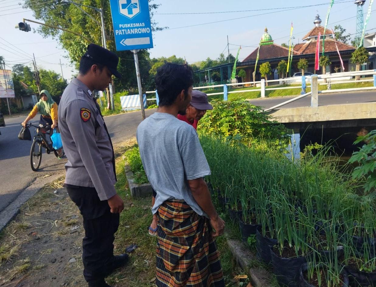 Bhabinkamtibmas Desa Sawahan Dorong Pemanfaatan Pekarangan dengan Metode Vertikultur