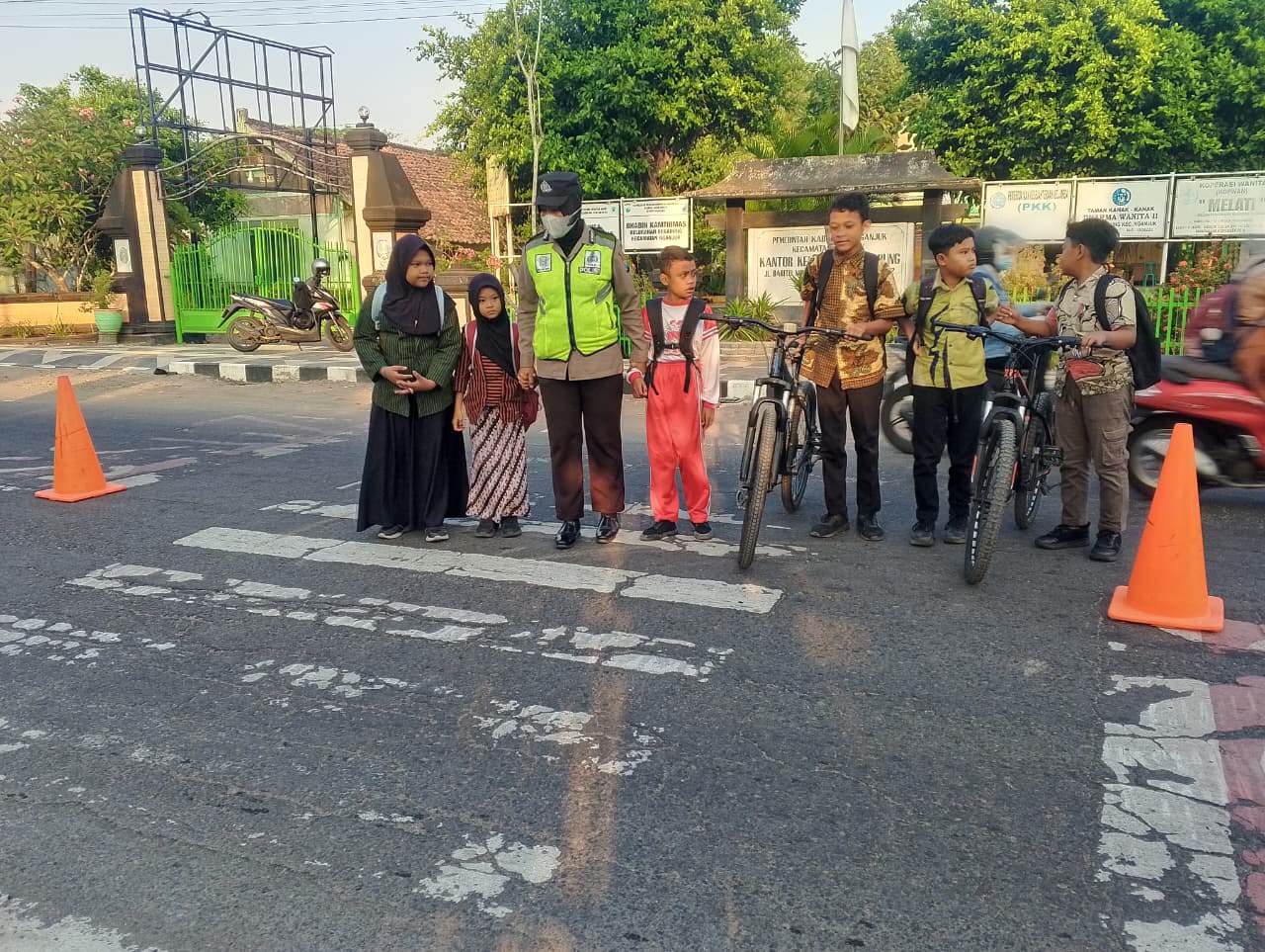 Senyum Polwan Sambut Pagi, Polsek Nganjuk Kota Antar Pelajar Menuju Sekolah dengan Aman
