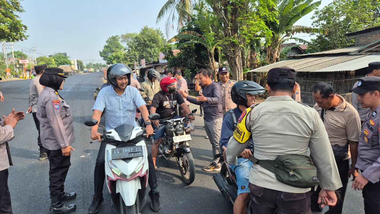 Cegah Potensi Gangguan Kamtibmas, Personel Gabungan BKO Polres Nganjuk Lakukan Penyekatan di Perbatasan Kertosono