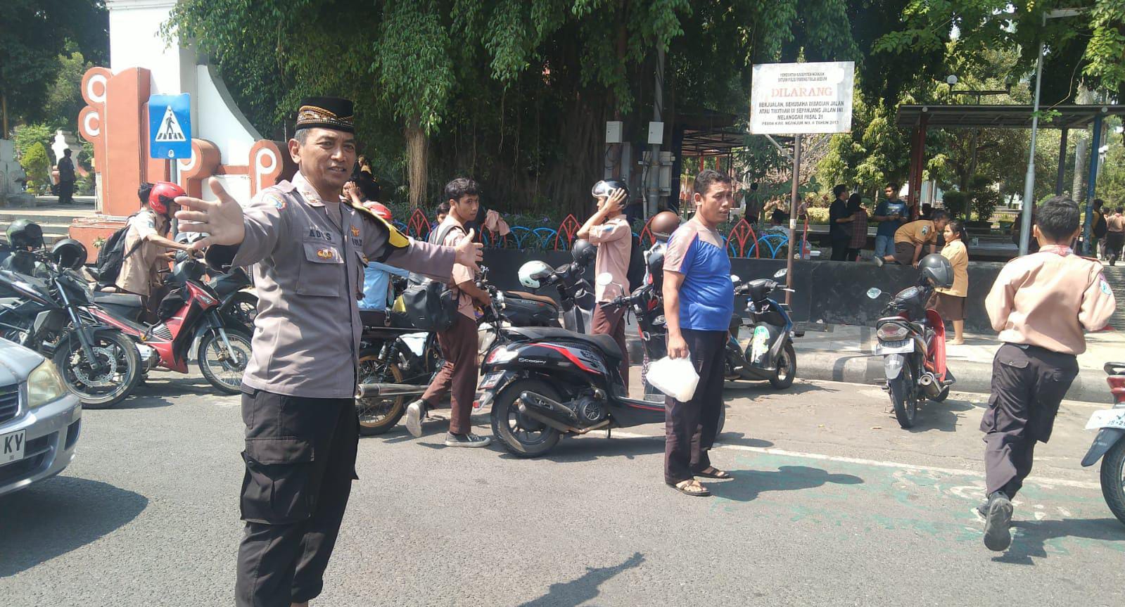 Usai Sholat Jumat, Bhabinkamtibmas Polsek Nganjuk Kota Sigap Atur Lalu Lintas dan Bantu Penyeberangan Jamaah