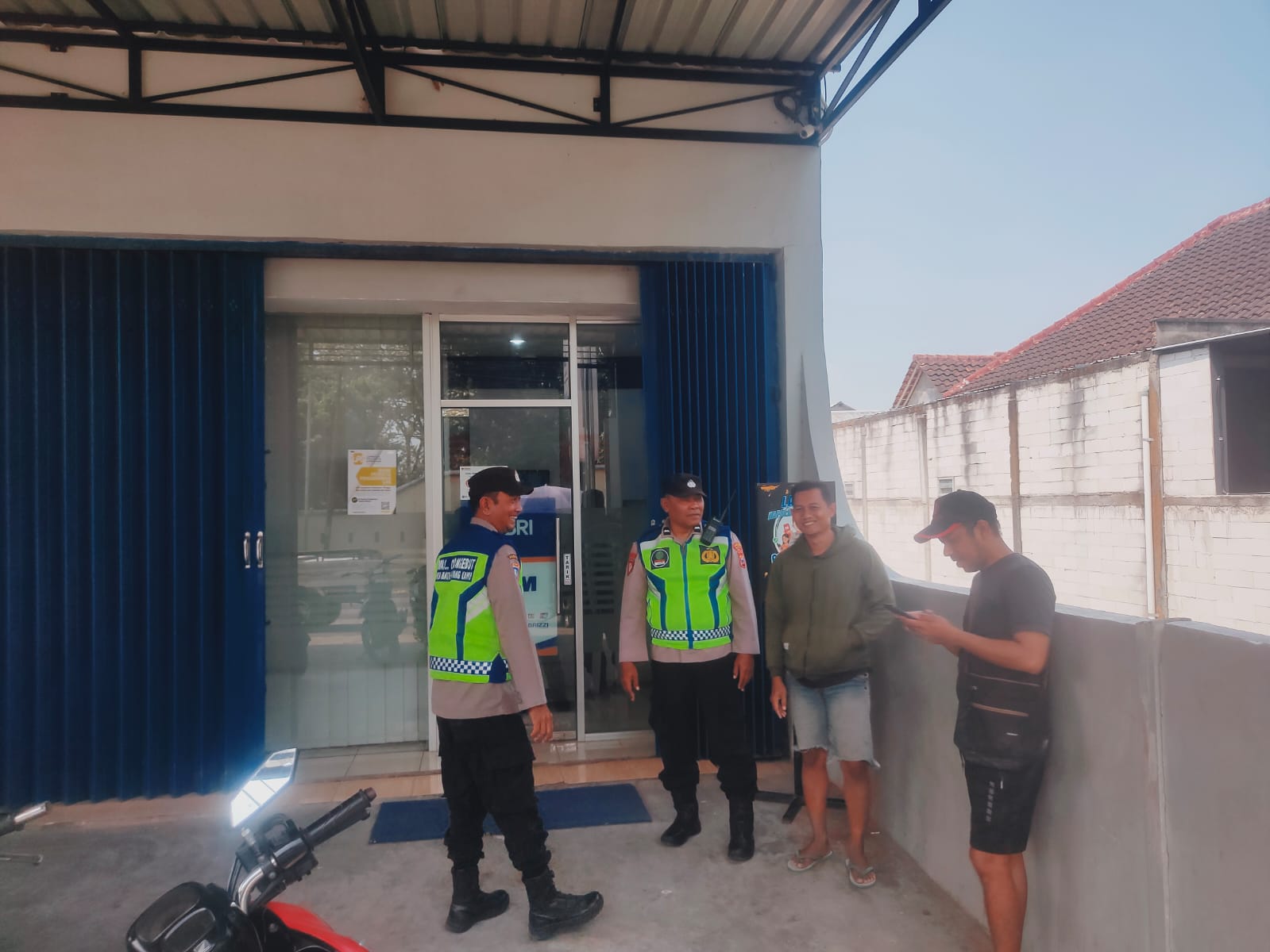 Patroli Polsek Warujayeng Sambangi BRI Malangsari, Pastikan Keamanan Objek Vital di Wilayahnya