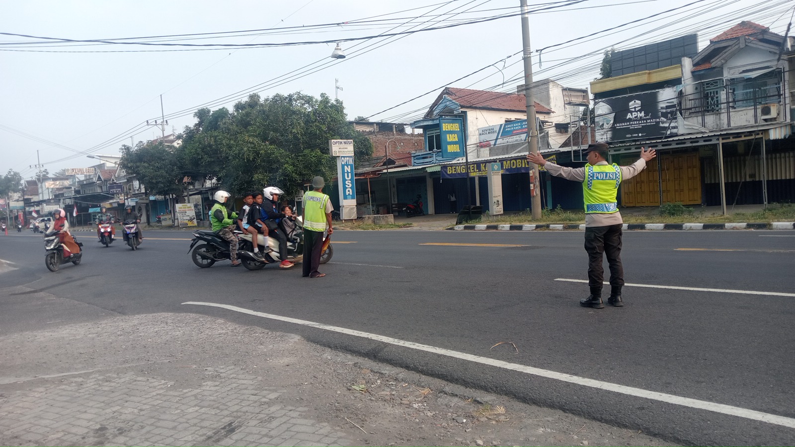 Giat Gaktur Pagi Polsek Kertosono Bantu Penyeberangan Masyarakat