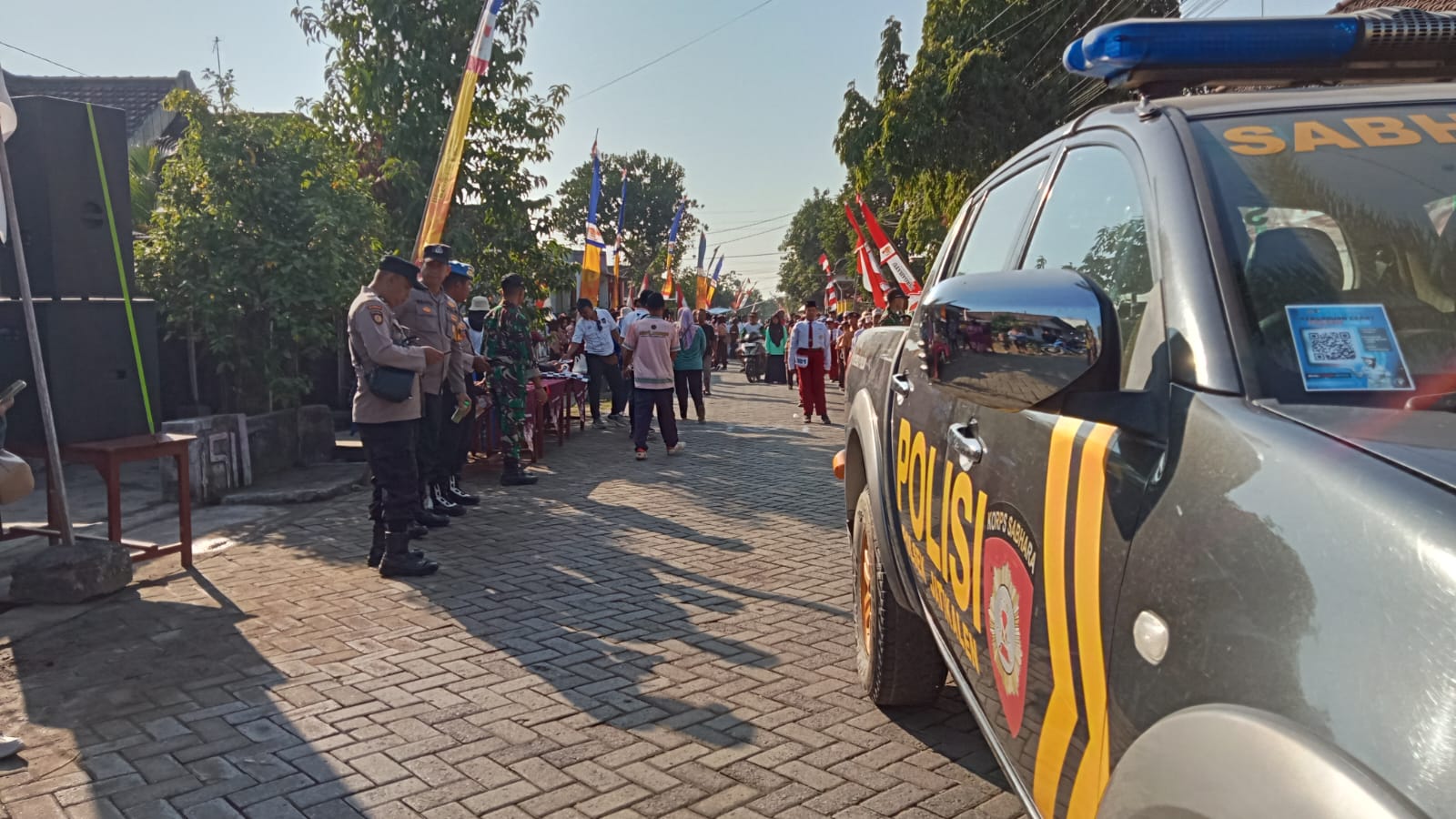 Peringati HUT ke-81 RI, Kapolsek dan Anggota Polsek Jatikalen Kawal Pengamanan Lomba Gerak Jalan Tingkat SD dan SMP