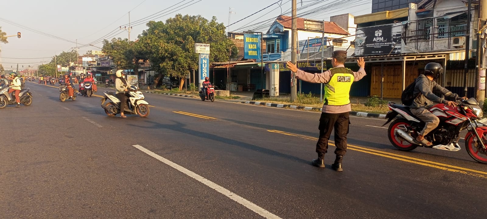 Giat Gaktur Pagi Polsek Kertosono Bantu Penyeberangan Masyarakat