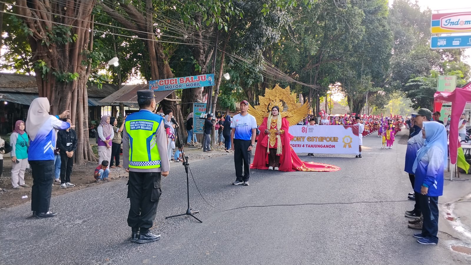 Wakapolsek Warujayeng Berangkatkan Peserta Parade Drumband SD/MI Semarak HUT RI Ke-81 di Tanjunganom