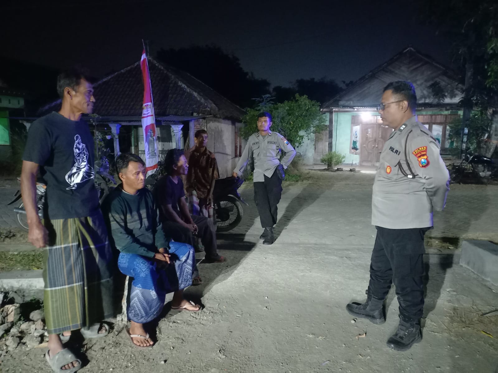 Lakukan Patroli Dialogis Malam Hari Polsek Jatikalen Sambangi Warga