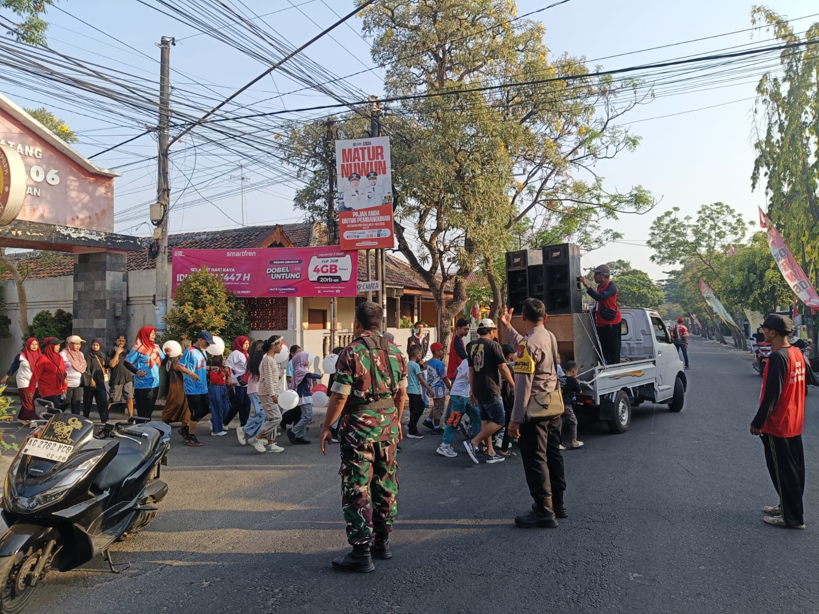 Bhabinkamtibmas Polsek Nganjuk Kota Serentak Amankan Jalan Sehat HUT ke-81 Kemerdekaan RI