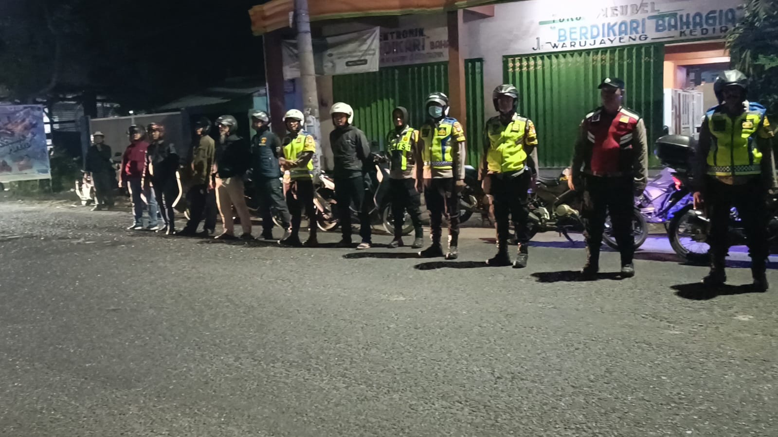 Polsek Warujayeng Gelar Patroli Skala Besar, Wujud Kesiapsiagaan Jaga Kamtibmas di Tanjunganom